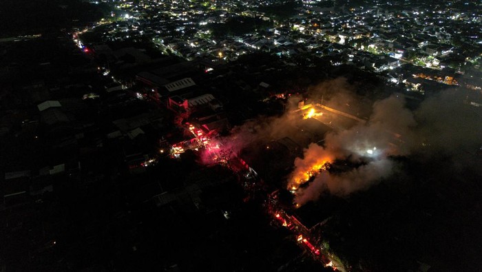 Foto udara kebakaran Stasiun Pengisian Bulk Elpiji (SPBE) Cimuning di Mustikajaya, Bekasi, Jawa Barat, Rabu (1/4/2026). Dinas Pemadam Kebakaran dan Penyelamatan Kota Bekasi mengerahkan sebanyak 15 unit mobil damkar untuk memadamkan api yang membakar SPBE dan puluhan rumah warga yang diduga disebabkan arus pendek listrik. ANTARA FOTO/Darryl Ramadhan/rwa.
