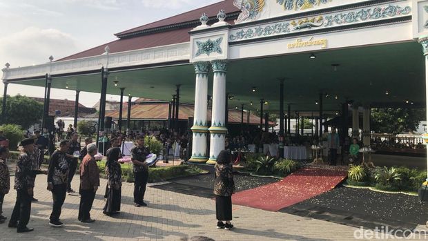 Suasana kirab memperingati hari ulang tahun ke 80 Raja Keraton Ngayogyakarta Hadiningrat Sri Sultan Hamengku Buwono X.