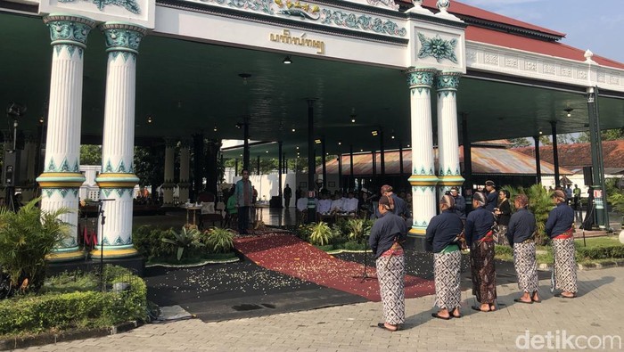 Suasana kirab memperingati hari ulang tahun ke 80 Raja Keraton Ngayogyakarta Hadiningrat Sri Sultan Hamengku Buwono X.