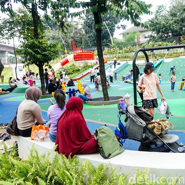 Taman Bendera Pusaka Ramai Pengunjung, dari Piknik hingga Olahraga