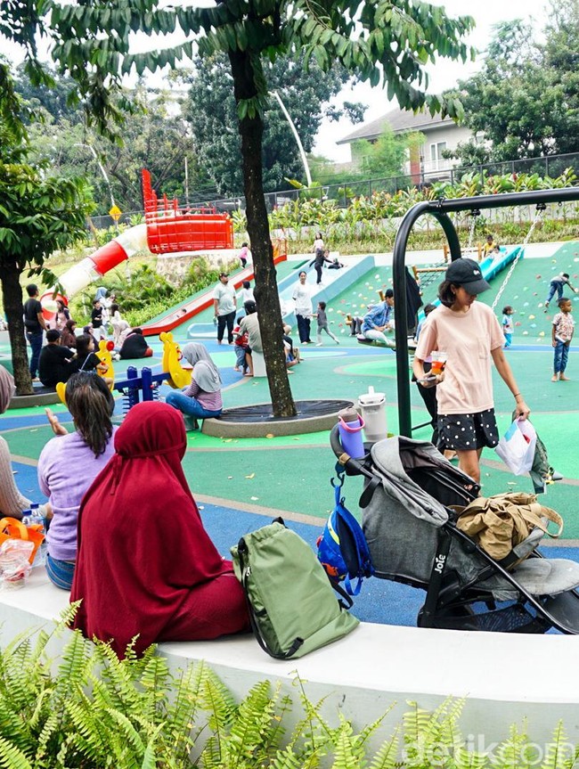 Taman Bendera Pusaka Ramai Pengunjung, dari Piknik hingga Olahraga