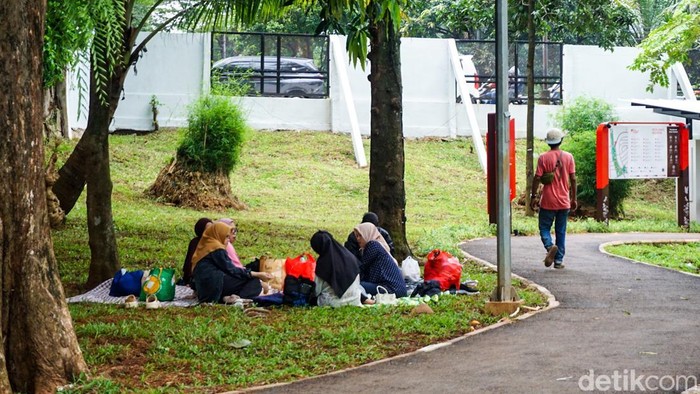 Warga menikmati suasana di Taman Bendera Pusaka, Jakarta Selatan, Kamis (2/4/2026).