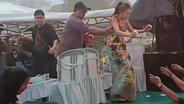 Tangkap layar video saat Rara LIDA nyaris tertimpa panggung yang ambruk di OKI Tangkap layar video saat Rara LIDA nyaris tertimpa panggung yang ambruk di OKI