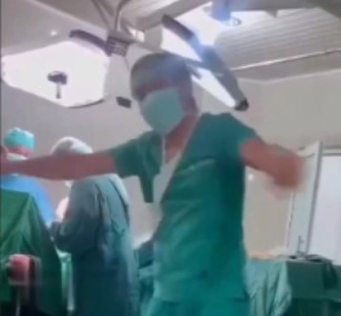 Tangkapan layar video seorang perawat berjoget di ruang operasi saat proses bedah berlangsung. (dok. media sosial)