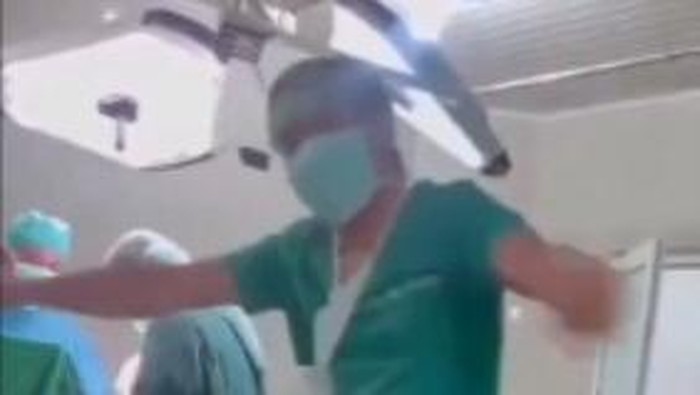 Tangkapan layar video seorang perawat berjoget di ruang operasi saat proses bedah berlangsung. (dok. media sosial)