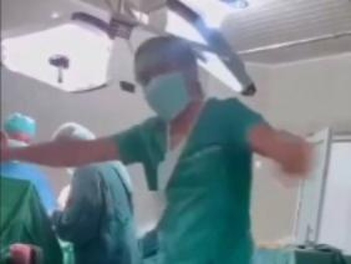 Tangkapan layar video seorang perawat berjoget di ruang operasi saat proses bedah berlangsung. (dok. media sosial)