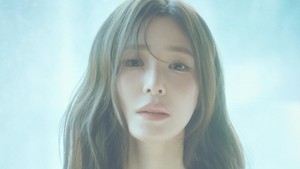 PMG udah ngerti perjalananku dari SNSD ke proyek solo dan musikal. Gak cuma soal hasil dan pencapaian, tapi juga intensi dan makna di balik proyek-proyek itu, lanjut Tiffany. (Foto: dok. Pacific Music Group Korea)