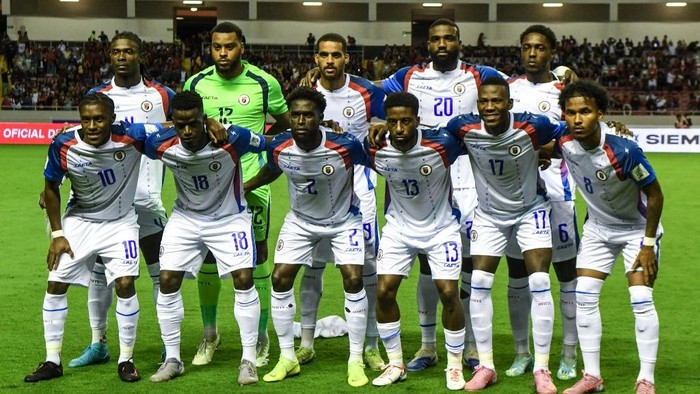 Haitis players pose for a team photo ahead of the 2026 FIFA World Cup Concacaf qualifier football match between Costa Rica and Haiti at the National Stadium in San Jose on September 9, 2025. (Photo by Ezequiel BECERRA / AFP)