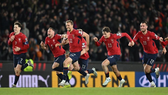 PRAGUE, CZECH REPUBLIC - MARCH 31: Czechia players celebrate victory and qualification for the FIFA World Cup 2026 during the FIFA World Cup 2026 European Qualifiers KO play-offs match between Czechia and Denmark at EPET ARENA on March 31, 2026 in Prague, Czech Republic. (Photo by Sebastian Widmann - UEFA/UEFA via Getty Images)