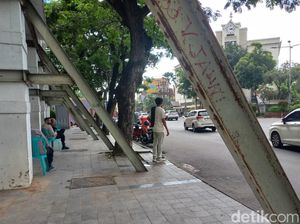 Sampai Kapan Trotoar Surabaya Tidak Ramah Disabilitas?