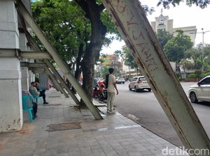 Sampai Kapan Trotoar Surabaya Tidak Ramah Disabilitas?