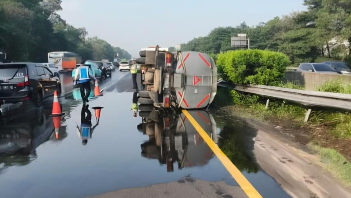 Truk tangki terbalik di Tol Jagorawi.