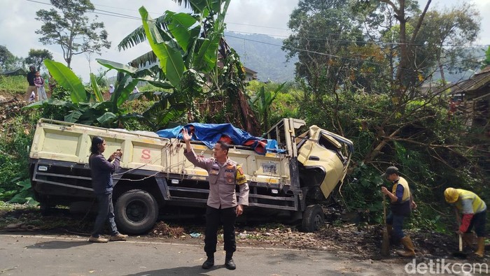 Truk terperosok ke parit usai bertabrakan