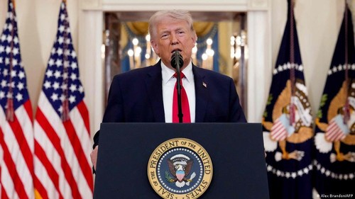 Trump Ancam akan Hantam Iran dalam Dua Pekan, Teheran Balas Rudal ke Israel