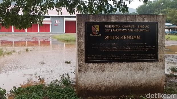Tugu Situs Kendan yang dibuat Pemerintah Kabupaten Bandung, berlokasi di sekitar Kampung Pamujaan, Desa Citaman, Nagreg.