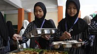 Sistem prasmanan tersebut diterapkan untuk melatih kemandirian siswa serta mengurangi pemborosan makanan, sekaligus menjadi upaya pemerintah dalam meningkatkan asupan gizi peserta didik guna mendukung kesehatan dan proses belajar di sekolah. ANTARA FOTO/Ari Bowo Sucipto