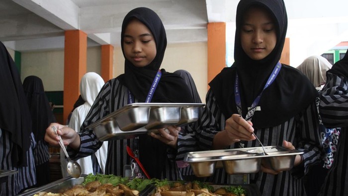 Siswa makan bersama saat uji coba pelaksanaan program Makan Bergizi Gratis (MBG) secara prasmanan di MIN 2 Kota Malang, Jawa Timur, Kamis (3/4/2026). Sistem prasmanan tersebut diterapkan untuk melatih kemandirian siswa serta mengurangi pemborosan makanan, sekaligus menjadi upaya pemerintah dalam meningkatkan asupan gizi peserta didik guna mendukung kesehatan dan proses belajar di sekolah. ANTARA FOTO/Ari Bowo Sucipto/rwa.