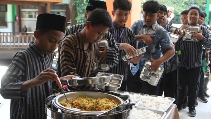 Siswa makan bersama saat uji coba pelaksanaan program Makan Bergizi Gratis (MBG) secara prasmanan di MIN 2 Kota Malang, Jawa Timur, Kamis (3/4/2026). Sistem prasmanan tersebut diterapkan untuk melatih kemandirian siswa serta mengurangi pemborosan makanan, sekaligus menjadi upaya pemerintah dalam meningkatkan asupan gizi peserta didik guna mendukung kesehatan dan proses belajar di sekolah. ANTARA FOTO/Ari Bowo Sucipto/rwa.