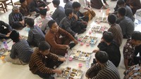 Siswa makan bersama saat uji coba pelaksanaan program Makan Bergizi Gratis (MBG) secara prasmanan di MIN 2 Kota Malang, Jawa Timur, Kamis (3/4/2026). Satuan Pelayanan Pemakanan Bergizi (SPPG) Kota Malang Unit Gadang 2 melakukan terobosan baru dalam penyaluran program Makan Bergizi Gratis (MBG). Menu MBG disajikan dengan konsep buffet atau prasmanan dan diuji coba di MIN 2 Malang. ANTARA FOTO/Ari Bowo Sucipto