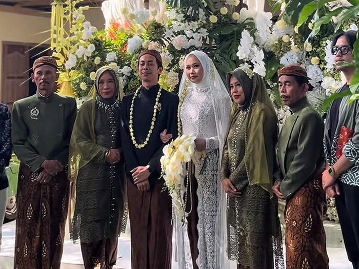 Viral pernikahan intim di halaman rumah dengan dekorasi bunga putih estetis. Konsep elegan dan asri ini sukses curi perhatian hingga banjir pujian netizen.