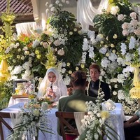 Viral! Pernikahan Sederhana Tanpa Sewa Gedung, Digelar di Depan Rumah