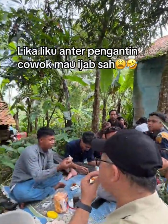 Viral! Rombongan pengantin di Brebes terjang hutan & sawah becek demi ijab kabul.