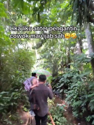 Viral! Rombongan pengantin di Brebes terjang hutan & sawah becek demi ijab kabul.
