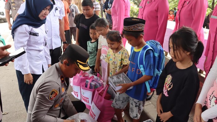 Wakapolres Ogan Ilir Kompol Helmi Ardiansyah menyerahkan bantuan perlengkapan sekolah bagi anak korban kebakaran
