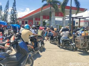 Pertamax Habis di SPBU, Warga Polman Terpaksa Antre Panjang Beli Pertalite