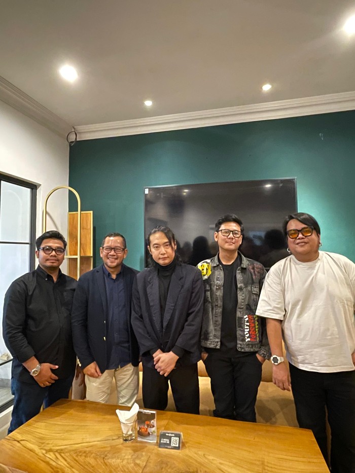 Musisi baru Wildan Arsalan dan Rahmat Hidayat hadirkan pop rock dengan lagu emosional. Mereka mengajak pendengar merenung dan merasakan kesepian.