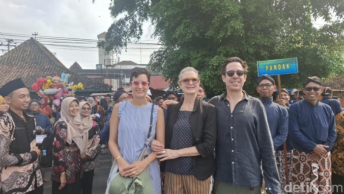 Wisatawan asal Meksiko, Maria dan teman-temannya saat menyaksikan kirab peringatan HUT ke-80 Sultan HB X di Alun-Alun Utara, Kota Jogja, Kamis (2/4/2026).