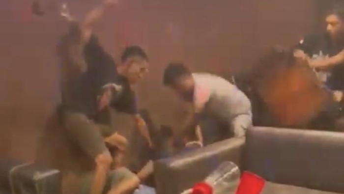 5 oknum TNI dan 1 polisi diduga terlibat pengeroyokan di sebuah kafe di Toraja Utara.