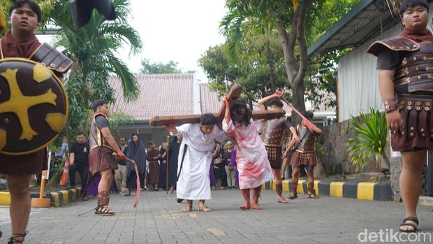 Aksi teatrikal jalan salib di gereja Paroki Roh Kudus Surabaya, Purimas