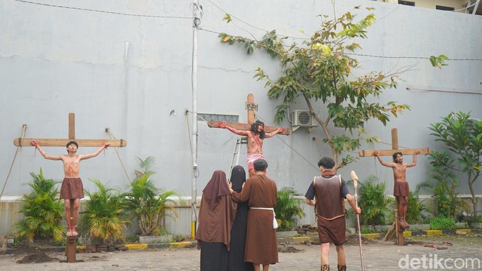 Aksi teatrikal jalan salib di gereja Paroki Roh Kudus Surabaya, Purimas