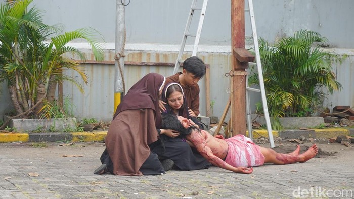 Aksi teatrikal jalan salib di gereja Paroki Roh Kudus Surabaya, Purimas