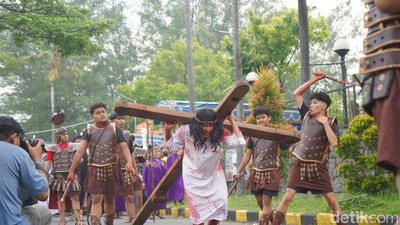 Menghayati Sengsara Kristus Lewat Jalan Salib Hidup di Surabaya