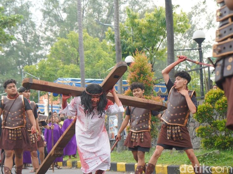 Menghayati Sengsara Kristus Lewat Jalan Salib Hidup di Surabaya