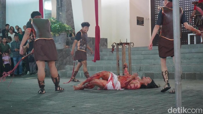 Aksi teatrikal jalan salib di gereja Paroki Roh Kudus Surabaya, Purimas