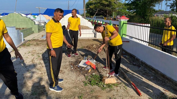 Anggota polisi melakukan kurve jelang Cheng Beng di Bangka Barat
