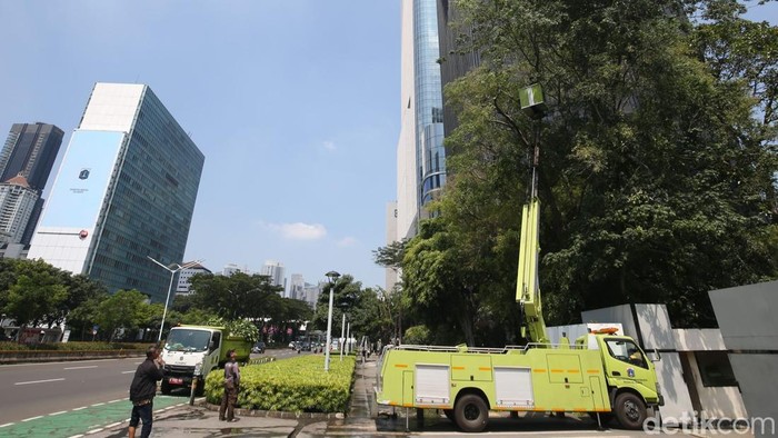 Sejumlah petugas Dinas Pertamanan dan Hutan Kota memotong ranting dan dahan pohon tua di Bendungan Hilir, Jalan Sudirman, Jakarta, Jumat (3/4/2026).