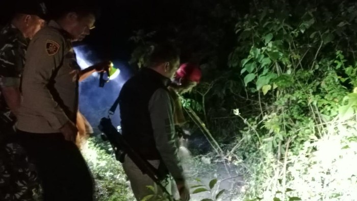 Aparat mendatangi TKP duel maut 2 pria di Dusun Lappatelle, Desa Benteng, Kecamatan Camba, Maros usai pesta miras bareng.