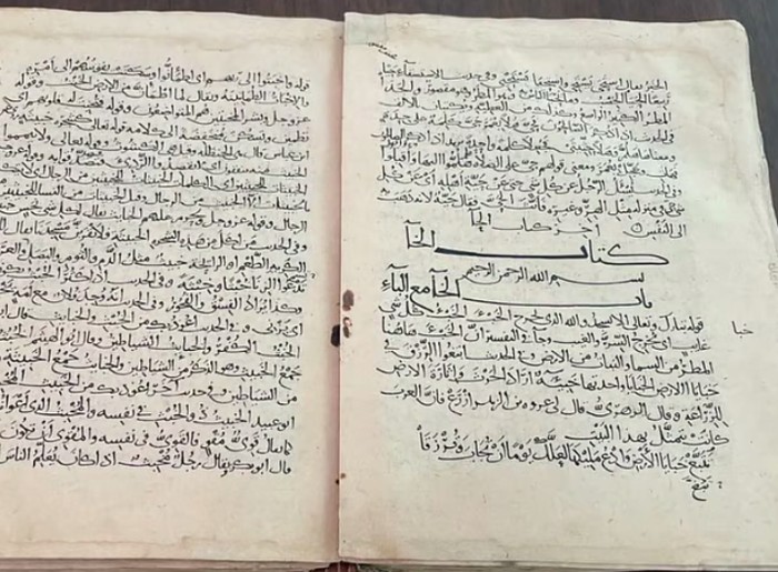 Arab Saudi memamerkan manuskrip Al-Qur’an langka yang berusia sekitar 1.000 tahun.