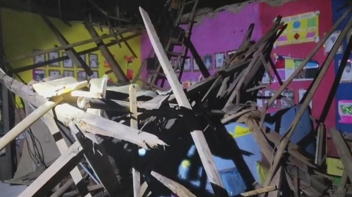 Atap ruang kelas PAUD di Pandeglang ambruk.