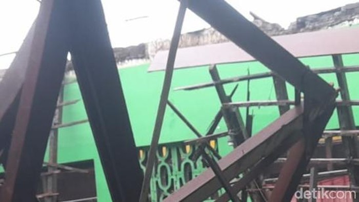 Atap ruang kelas SDN 2 Sribit, Kecamatan Delanggu, Klaten roboh. Runtuhnya ruang kelas itu diduga karena atap yang sudah rapuh.