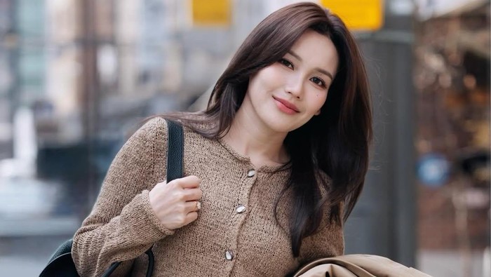 Visual Ayu Ting Ting liburan di Korea Selatan.
