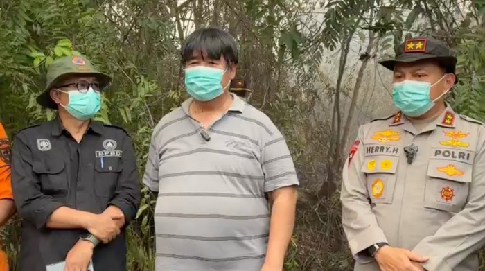 Bambang Hero Saharjo (tengah) di lokasi karhutla di Kabupaten Bengkalis, Riau, Jumat (3/4/2026).
