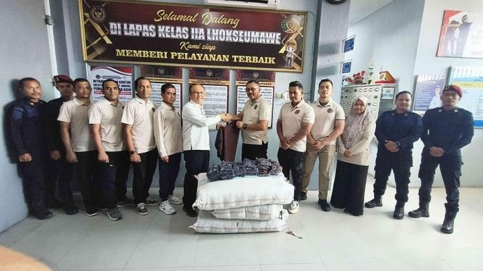 Ribuan hijab disalurkan ke korban bencana Aceh saat masa pemulihan.