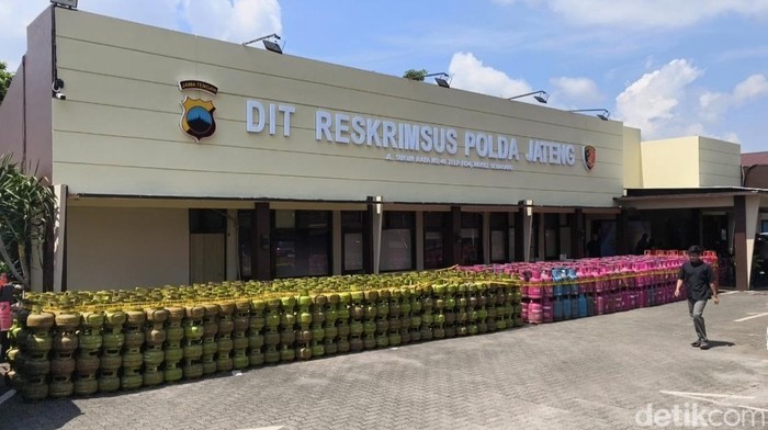 Barang bukti ratusan tabung gas dalam kasus penyalahgunaan LPG bersubsidi ditampilkan di Mako Dit Reskrimsus Polda Jateng, Jumat (3/4/2026).