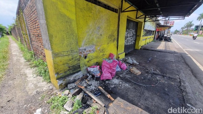Bebeapa bagian mobil yang masih berserakan di sekitar warung makan yang tertabrak mobil di sekitar Jogja Expo Center (JEC), Banguntapan, Bantul.