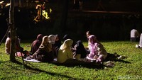 Pengunjung terlihat duduk santai dan berkumpul bersama teman maupun keluarga, memanfaatkan ruang hijau di tengah kota.